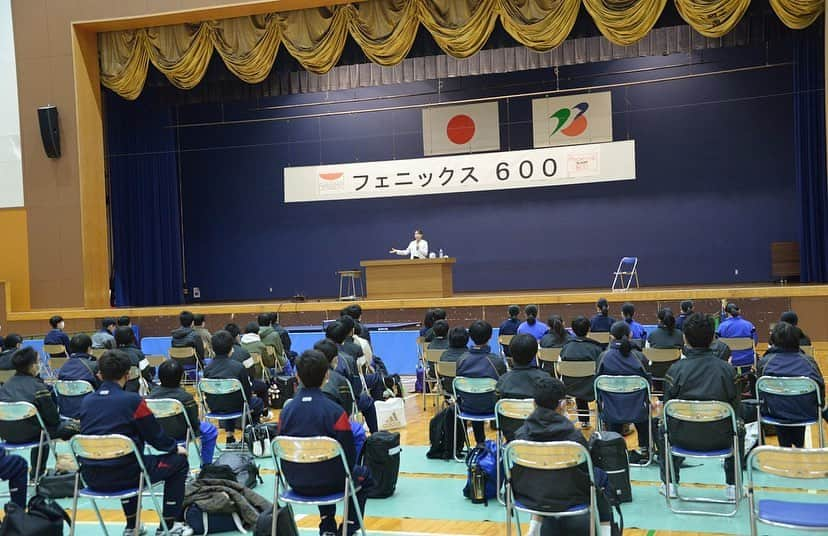 平野 早矢香さんのインスタグラム写真 - (平野 早矢香Instagram)「新潟県燕市で「フェニックス600」講演会と実技の講習会をさせていただきました✨ 今回参加してくださったのは中学生‼️ 3年生の皆さんとは短い時間でしたが実際にボールを打ち合うこともできました🏓 今年は夏の大会がほとんどなくなり辛い思いをした選手が多かったと思います💦 ですが今はとにかく前を向いて、今自分ができることをコツコツと積み重ねることに目を向けて、これからの学生生活に取り組んでもらいたいです✨✨ 心から応援しています👍👍👍 ・ そしてそして、お土産に素敵な酒器をいただきました✨冷たいものを注ぐと桜の色が変わっていく😍なんともお洒落な酒器をありがとうございました🌸 ・ 明日11月27日(金)は #テレビ朝日 #グッドモーニング  #朝6時から出演します」11月26日 16時19分 - sayakahirano0324