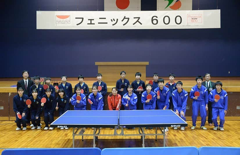 平野 早矢香さんのインスタグラム写真 - (平野 早矢香Instagram)「新潟県燕市で「フェニックス600」講演会と実技の講習会をさせていただきました✨ 今回参加してくださったのは中学生‼️ 3年生の皆さんとは短い時間でしたが実際にボールを打ち合うこともできました🏓 今年は夏の大会がほとんどなくなり辛い思いをした選手が多かったと思います💦 ですが今はとにかく前を向いて、今自分ができることをコツコツと積み重ねることに目を向けて、これからの学生生活に取り組んでもらいたいです✨✨ 心から応援しています👍👍👍 ・ そしてそして、お土産に素敵な酒器をいただきました✨冷たいものを注ぐと桜の色が変わっていく😍なんともお洒落な酒器をありがとうございました🌸 ・ 明日11月27日(金)は #テレビ朝日 #グッドモーニング  #朝6時から出演します」11月26日 16時19分 - sayakahirano0324