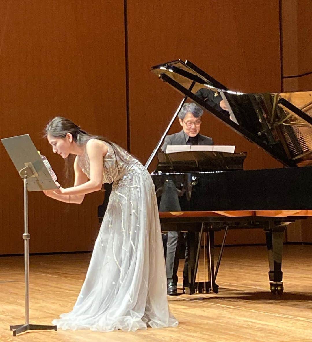 のインスタグラム：「With Great composer #akirasenjyu . what an honor !🌹 千住明さん直々のピアノで、京都府人権ソング収録をしました。 作詞家の鮎川さんもおられ、本当に幸せな時間でした。  世界がひとつの家族のように(作曲：千住明　作詞：鮎川めぐみ)」