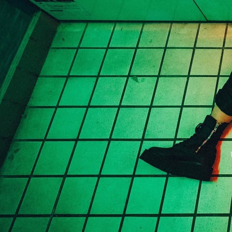 ジャスティンデイビスのインスタグラム：「2020 AW COLLECTION ⠀ “PSYCHOTIC”  酔い痴れる恍惚感 、刺激的で高鳴る胸の鼓動や感情、 快美な別世界へと魅了しジュエリーが誘うサイコティックなストーリー。 ⠀ 新作コレクションは全国直営店、オンラインストアにて発売中。 ⠀  #justindavis」