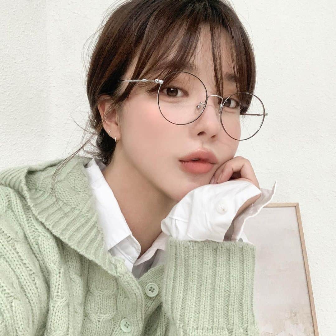 ユン・アラのインスタグラム：「요즘엔 따뜻한 녹색이 넘 좋다요 🍏 마음이 편안해지는 기분 😌  깃털안경  블랙실버 착용컷이에요 ! 저는 모든 색상 다 소장하고 있구요 색상에 따라서 같은 디자인인데도 느낌이 완전히 달라요...🤭 색상별로 소장가치 100%....✨  제 최애는 블랙이랑 블랙골드지만  블랙실버는 좀 지적여보이눈거 같아요 흐흐 🤍」