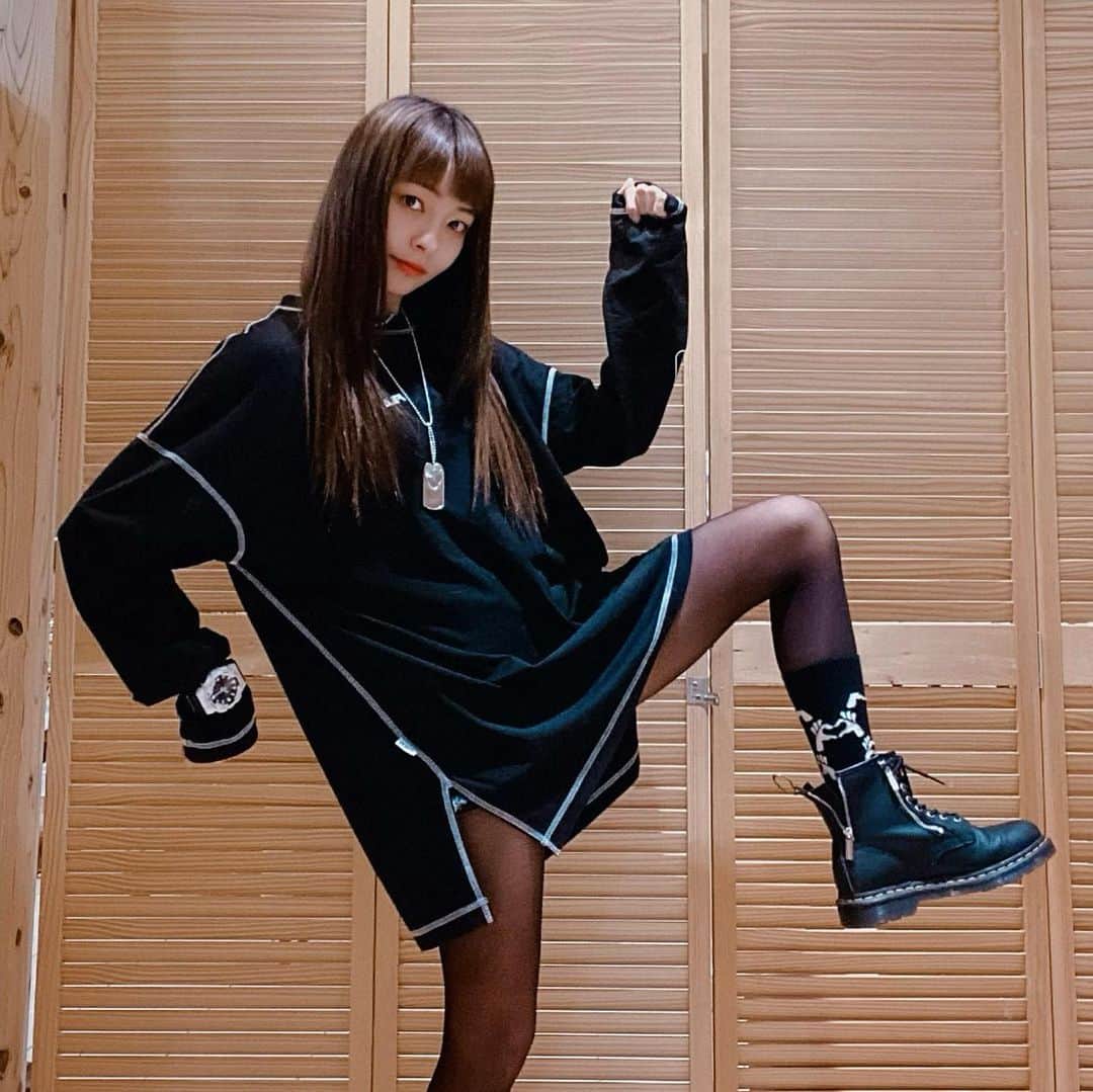 ジェニーのインスタグラム：「前髪ぱっつん子初登場🖤 そしてFILAとのコラボTの 黒Tもちゃんと初登場！！  ワンピースみたいにして 着てみたっけの🥰❤️  ⚠️質問が多かったんだけどこれは 　ユニセックスの洋服だから 　男女関係なく着れるで👫  黒が1番シンプルで控えめですこ  白のステッチが入ってるから モノクロのソックスとか靴は 合わせやすく嬉しいいいい🥳  ちなみに、私のこだわりで スリットを入れたっけのー!!! おかげでポッケに手が ツッコミやすくなったっけの😂😂  #ootd  #yesterday #fashion  #streetfashion  #FILAとコラボしたあああ #デザインしやした d( ˙꒳​˙d )  #ぱっつん前髪  #セルフカットして #失敗したんよ #なんとか整えてもらったw」