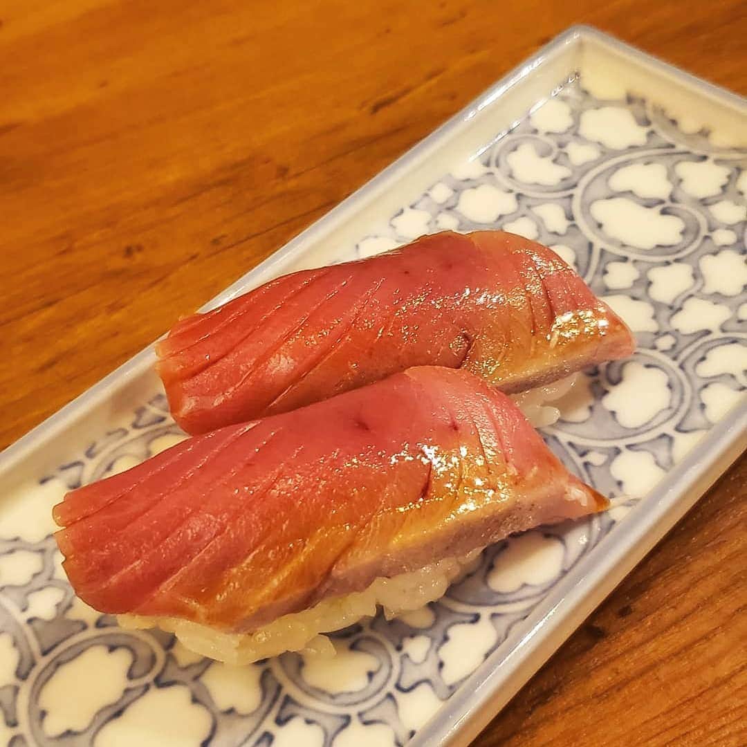 大河内志保さんのインスタグラム写真 - (大河内志保Instagram)「時差投稿﻿ ﻿ こちらは昨年からずっと行きたかったお店「和菜食堂 秀」﻿ ﻿ 元々寿司職人でもあったご主人の少しずつお酒に合う拘りのおつまみをちょこちょこ頂けます﻿ ﻿ 今回秀逸だったのが天然の﻿ ﻿ 「ヤイトカツオ」﻿ ﻿ カマ部分にお灸の跡のような黒い点があるのが特徴﻿ ﻿ 希少価値のある鰹で今まで食べていた鰹とは一線を画します。﻿ ﻿ まんべんなく脂が乗っていて甘～い。マグロやサワラの脂の乗った感じでねっとりとコクがあります。﻿ 酸味の効いた酢飯とのコントラストが噛む度に旨味が増します！﻿ ﻿ 初めは何とお通し！美味しすぎておかわりしてしまう程！﻿ ﻿#お造り #あん肝の旨煮と奈良漬け&味噌漬け﻿ #りんごとクレソンの白和え﻿ #河豚の唐揚げ﻿ #握り #ホスピタリティーも最高で居心地が良い﻿ #定期的に伺いたい﻿ #青葉台﻿ #横浜グルメ﻿ #志保散歩﻿ #大河内志保﻿ #食いしん坊 #和菜食堂秀 @wasaishokudou_hide」11月26日 16時33分 - okouchi_shiho