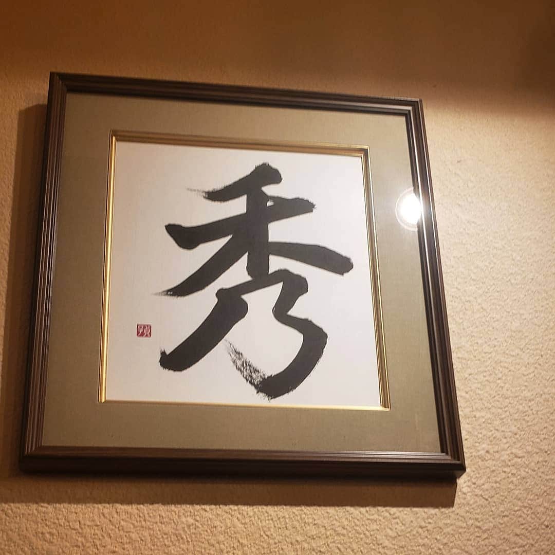 大河内志保さんのインスタグラム写真 - (大河内志保Instagram)「時差投稿﻿ ﻿ こちらは昨年からずっと行きたかったお店「和菜食堂 秀」﻿ ﻿ 元々寿司職人でもあったご主人の少しずつお酒に合う拘りのおつまみをちょこちょこ頂けます﻿ ﻿ 今回秀逸だったのが天然の﻿ ﻿ 「ヤイトカツオ」﻿ ﻿ カマ部分にお灸の跡のような黒い点があるのが特徴﻿ ﻿ 希少価値のある鰹で今まで食べていた鰹とは一線を画します。﻿ ﻿ まんべんなく脂が乗っていて甘～い。マグロやサワラの脂の乗った感じでねっとりとコクがあります。﻿ 酸味の効いた酢飯とのコントラストが噛む度に旨味が増します！﻿ ﻿ 初めは何とお通し！美味しすぎておかわりしてしまう程！﻿ ﻿#お造り #あん肝の旨煮と奈良漬け&味噌漬け﻿ #りんごとクレソンの白和え﻿ #河豚の唐揚げ﻿ #握り #ホスピタリティーも最高で居心地が良い﻿ #定期的に伺いたい﻿ #青葉台﻿ #横浜グルメ﻿ #志保散歩﻿ #大河内志保﻿ #食いしん坊 #和菜食堂秀 @wasaishokudou_hide」11月26日 16時33分 - okouchi_shiho