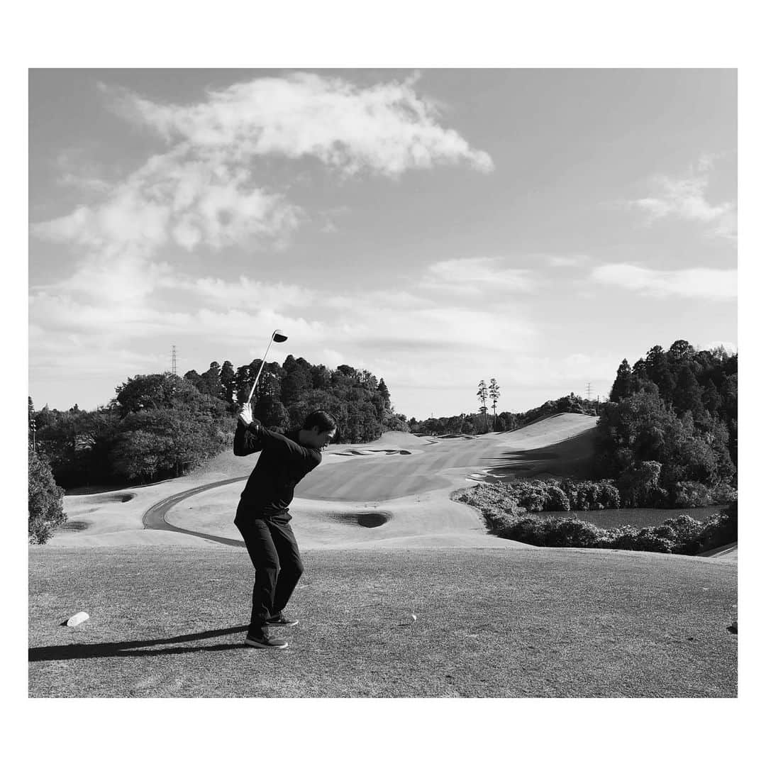 ロビンのインスタグラム：「Golf is more complicated than life.  🏌️‍♂️🏌️‍♂️🏌️‍♂️  #golf」