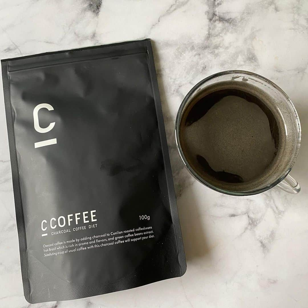 宮川紗麻亜さんのインスタグラム写真 - (宮川紗麻亜Instagram)「🌻 C COFFEE様 @c_coffee_official にC COFFEEのCHARCOAL COFFEE DIETを頂いたので、毎日飲んでいるコーヒーをこれに置き換えてみようと思います☕️ ダイエットというフレーズに踊らされず…笑  実際に飲んでみた所、ホントに珈琲☕️ これで身体の中が綺麗になるなら嬉しいね〜！！  ブラジル産🇧🇷100%で #伊那赤松妙炭 #クロロゲン酸 #MTCオイル( #中鎖脂肪酸 ) #マッコリ由来乳酸菌 #食物繊維( #難消化性デキストリン ) #ビタミンD  という、美容や腸内環境を整えるのに良いと言われているものが入っているので、変化が楽しみです✨ #C_COFFEE #シーコーヒー #珈琲#CHARCOALCOFFEEDIET #チャコールクレンズ #チャコールダイエット#ブラジル #Brazil  #美容 #beauty #腸内環境 #デトックス #detox」11月26日 16時35分 - sunflower__summer