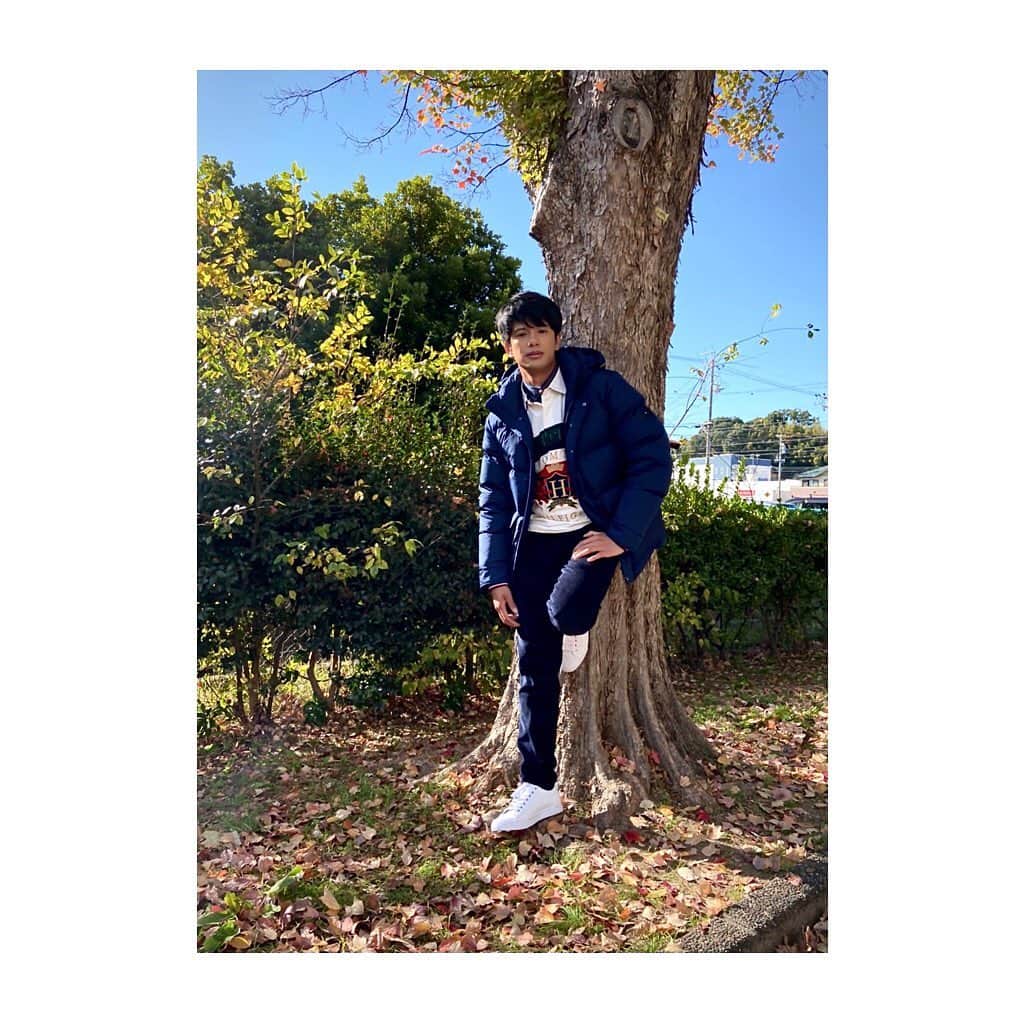 森崎ウィンのインスタグラム：「久々に公園きました!! なんだろう…今日はSNSでめっちゃ呟く日や笑笑 よし、撮影戻ります!!  @tommyhilfiger  #tommyhilfiger  #morisakiwin #森崎ウィン」