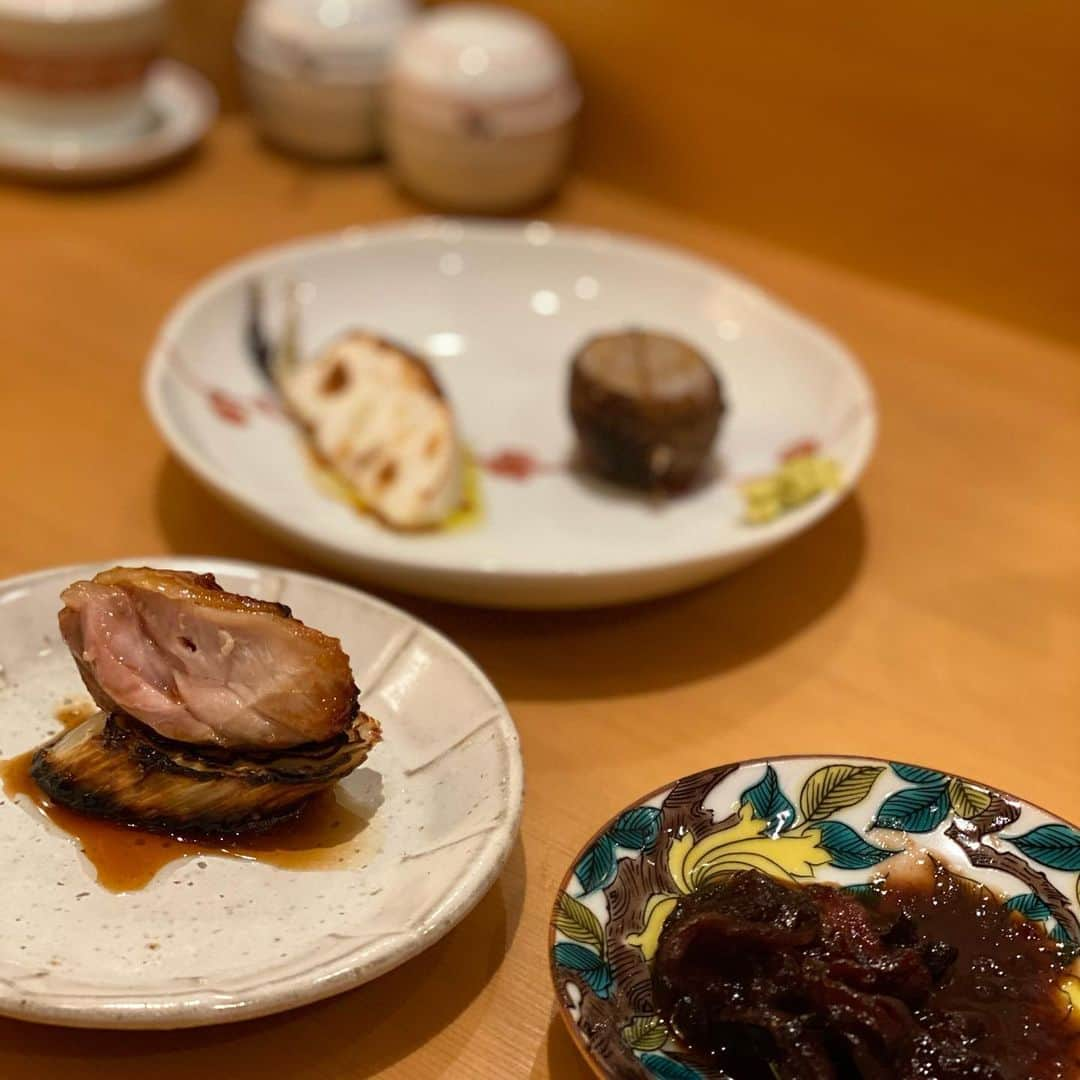 Licaさんのインスタグラム写真 - (LicaInstagram)「※焼き鳥屋さんです . 予約が一年は取れないと噂の『心香』さんへ、 @regalo.kaori さんからお誘いいただいて一緒に行ってきました〜🍖💕 . 一品ずつ大将が説明してくださり、合うお酒も選んでくださるの✨ 焼き鳥とシャンパン最高でした🥂💕 . 焼き鳥屋さんでは珍しい、洋との組み合わせメニューや、フルーツを使ったりだとか、エンターテイメントとしても楽しめます❤️ . 2枚目のレバー、フォアグラ、ハツの串のフォアグラとりんごのコンポートをブリオッシュに乗せていただくという、焼き鳥なのにフレンチ！？とびっくり😳 . 牛のフィレ肉も焼いてくださりました🤣笑 . とっても美味しくて、つい写真撮るのも忘れちゃうくらい😂 品数も結構多かったけどペロリ😋 . そして、大将がこれまた素敵な方で、、✨ お話をたくさん聞いてもらってしまいました🤣 そしたら、お隣のおじさまとお姉様も一緒にアドバイスくださって、本当に心温まる時間でした🥺❤️ . 素敵なお店には素敵なお客様が集まるのですね✨ . また絶対に伺いたいお店です💕 . ご馳走様でした🙇🏼‍♀️❤️ . #焼き鳥#東京グルメ#東京#六本木#グルメ#西麻布#やきとり心香」11月26日 16時47分 - lica829