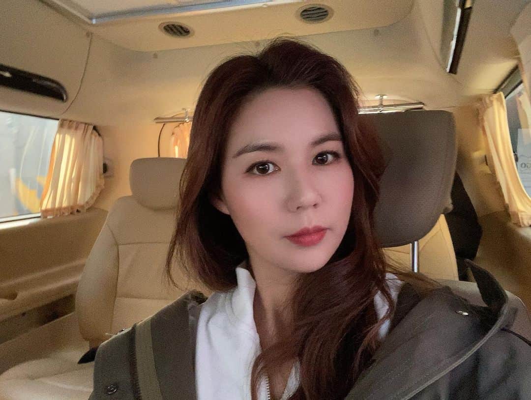 パク・シウンのインスタグラム：「오랜만에 변신😁💕 일하러가는길에~ #웃고 #안웃고 #❤️」
