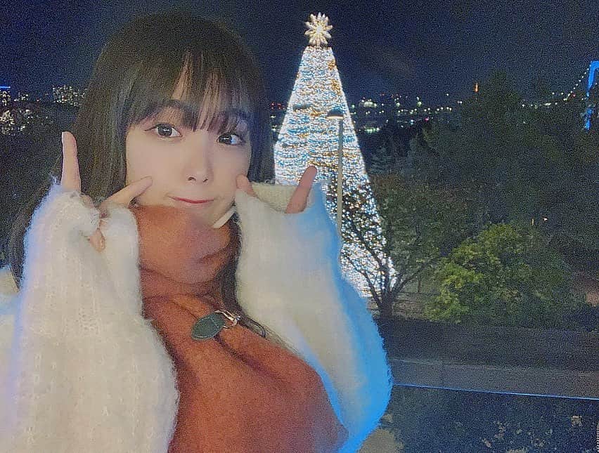 Dorothy Little Happyのインスタグラム：「木曜日 ・ こんにちべこ そして、おばべこ瑚白です。 ・ ✩*.ﾟ✩*.ﾟ✩*.ﾟ ・ ちょっと早いクリスマスな気分なお写真🌟🎄 ・ & ・ とてもキレイに撮れた観覧車を載せたいと思います🎡 ・ ・ 来月もイルミネーションとお写真撮れますように✨ #dorothylittlehappy」