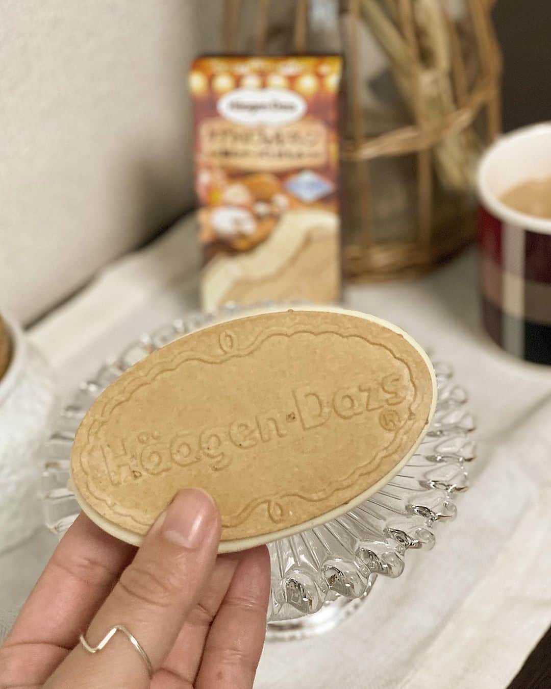 Yuuki mimuraさんのインスタグラム写真 - (Yuuki mimuraInstagram)「🍨“ . . Häagen-Dazs  『クリスピーサンド クアトロフォルマッジ  ～4種のチーズとはちみつ～』  チーズ大好きなわたしが 発売を心待ちにしていた ハーゲンダッツのこちら…🧀  ウエハース、コーティングにもチーズを使用し 一口目から本格的なチーズが香る、 深みのあるチーズの味わいを追求…って🫕💭 ホント❣️ひとくち食べた瞬間に 幸せな気分に💭 甘いはちみつがまたしょっぱさと相まって美味しい🤍🍯🧸  ワインのおつまみとしてもいけそうです🍷 冬のアイスクリームって 本当に最高だよね…🍨  @haagendazs_jp  #ハーゲンダッツクアトロフォルマッジ#ハーゲンダッツ #クリスピーサンド #pr #クアトロフォルマッジ  #クワトロフォルマッジ #期間限定 #新発売 #チーズ  #はちみつ #アイスクリーム #チーズ好きにはたまらない」11月26日 16時43分 - u0829u