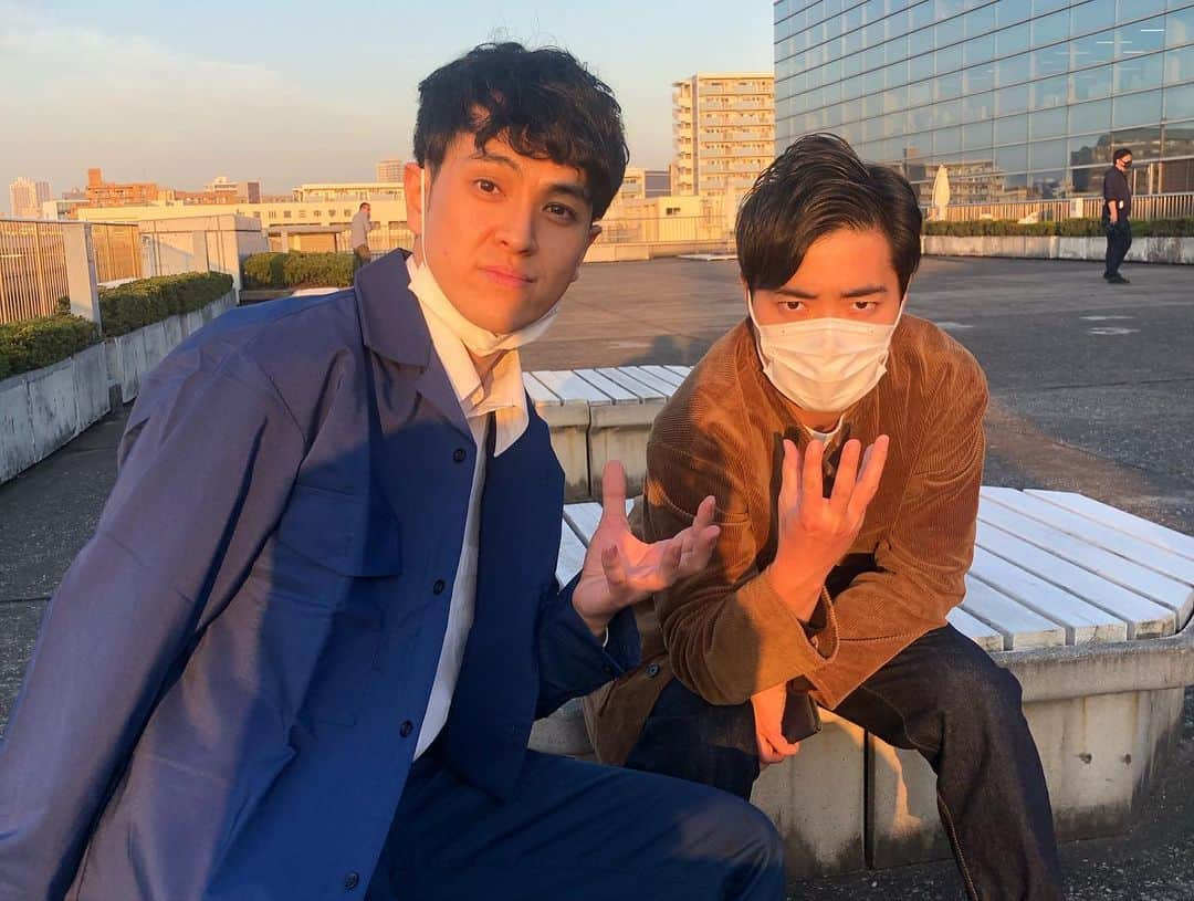 藤田崇之のインスタグラム：「激アツの仕事さしてもらいました！ 夕日が僕らを歓迎している。 #ばしちゃん #いつのまにか携帯カバー買っとる #いとこの東ブクロ #初めてちゃんと絡めた #僕の大好きなインポッシブルさん #ありがとうございました！ #また告知します〜」