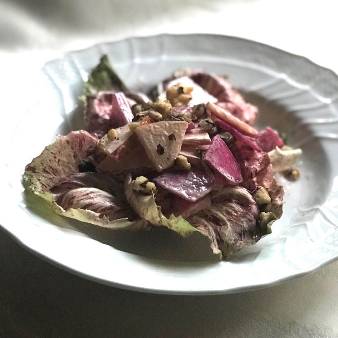 のインスタグラム：「today's salads 五輪久保りんごと赤大根とロースト胡桃のヨーグルトドレッシングをカステルフランコと共に  main dish あやめ雪(カブ)とスティックブロッコリーの豚肉巻きのソテー、マルサラ酒のソースで  あやめ雪は生でも焼いても美味❣️ 赤大根とりんごはとても相性が良くて、そしてロースト胡桃がよいアクセントになってます❣️ 🥂に最高  カステルフランコはチコリの品種で、チコリより苦味が強くて美味しいですね💕  今日も満足🥰❤️  #おうちごはん #遠山農園 #無農薬野菜 #organic」
