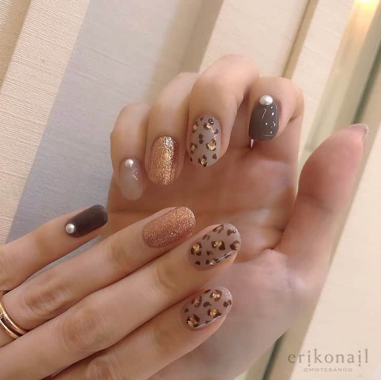 黒崎えり子さんのインスタグラム写真 - (黒崎えり子Instagram)「OMOTESANDO 永井優美　@yuumi.na  🐆❤️ #Repost  @erikonail_omotesando   #感染予防対策 店内の換気や消毒等、万全の対策でお客様をお迎えします.  *･゜ﾟ･*:.｡..｡.:*･*:.｡. .｡.:*･゜ﾟ･* 月・水・木　11:00〜21:00 火・金　　　11:00〜20:00 土日祝　　　10:00〜19:00 ご新規様20%オフ✨ 表参道駅から徒歩1分 全席7席ソファ席でゆったりと お過ごしいただけます♡ 個室もございます  消毒、換気等徹底した対策を行い 皆様のご来店お待ちしております  *･゜ﾟ･*:.｡..｡.:*･*:.｡. .｡.:*･゜ﾟ･* ・ ・ #erikonail永井優美  #erikonail#エリコネイル #秋ネイル #秋冬ネイル #大人色#大人カラー #オシャレカラー #ヒョウ柄ネイル#レオパード#レオパードネイル #エリコネイル表参道 #ネイル#ネイルアート  #nail#nails#nailart#pinknails  #morecouture#モアクチュール #네일#젤네일#美甲 #ワンカラー#ワンカラーネイル #黒崎えり子#黒崎えり子ネイルビューティカレッジ#ハンドモデル」11月26日 16時50分 - erikonail