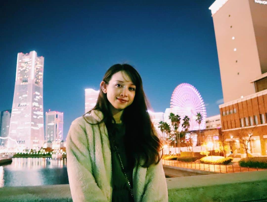 ロジャース里奈さんのインスタグラム写真 - (ロジャース里奈Instagram)「. この間のお休みの日に みなとみらいにイルミネーション 観に行こうってなって 自転車でナイトサイクリング🚲✨ . . 連休だったから人が多くて ゆっくりみるのは断念ー！ . その代わりに久しぶりに みなとみらいの夜景を 撮ったりしたよ☺️ . もうずーーーっと横浜住んでるけど 何年経ってもこのみなとみらいの 景色は大好きだなー☺️ . .」11月26日 16時52分 - rina_rogers613