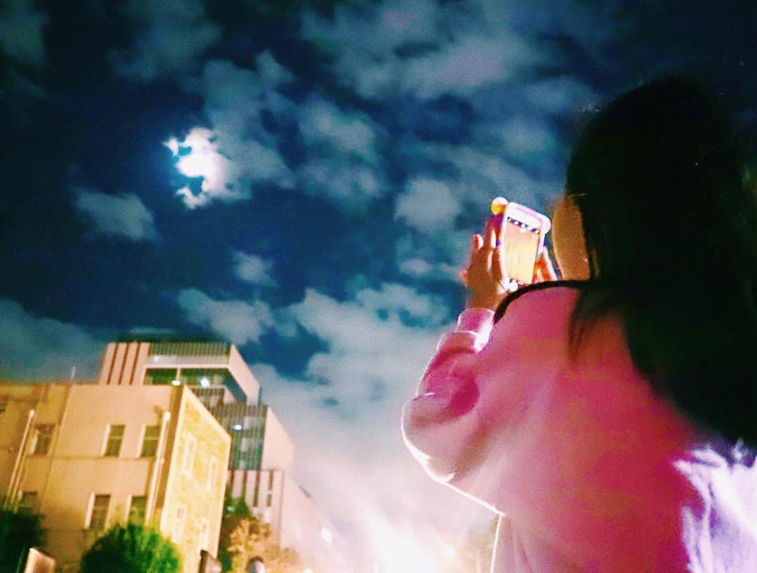 ロジャース里奈さんのインスタグラム写真 - (ロジャース里奈Instagram)「. この間のお休みの日に みなとみらいにイルミネーション 観に行こうってなって 自転車でナイトサイクリング🚲✨ . . 連休だったから人が多くて ゆっくりみるのは断念ー！ . その代わりに久しぶりに みなとみらいの夜景を 撮ったりしたよ☺️ . もうずーーーっと横浜住んでるけど 何年経ってもこのみなとみらいの 景色は大好きだなー☺️ . .」11月26日 16時52分 - rina_rogers613