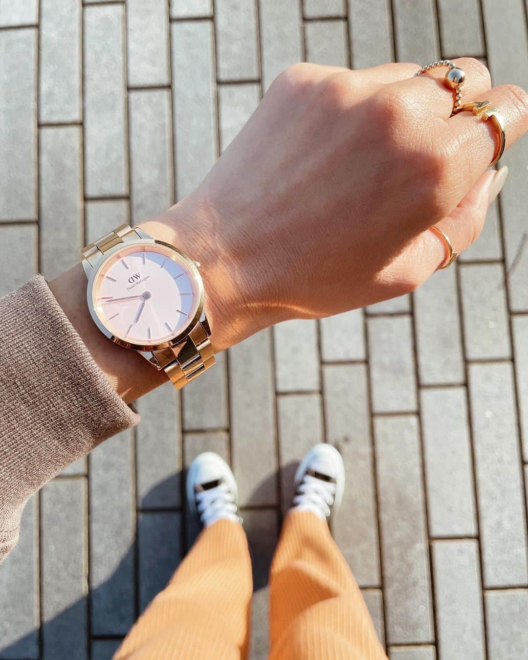 のインスタグラム：「・ ・ 最近のお気に入り腕時計⌚️♡ @danielwellington  pinkの文字盤がお気に入りなのーっ💓 ・ ・ 11月30日までDW Black Fridayセール♡ 公式サイトとDW直営店舗にて最大50％OFF‼︎ そして 15％OFFクーポンコード【kazumi】 で更にお得♡ ・ ・ #ダニエルウェリントン #DWブラックフライデー #腕時計」