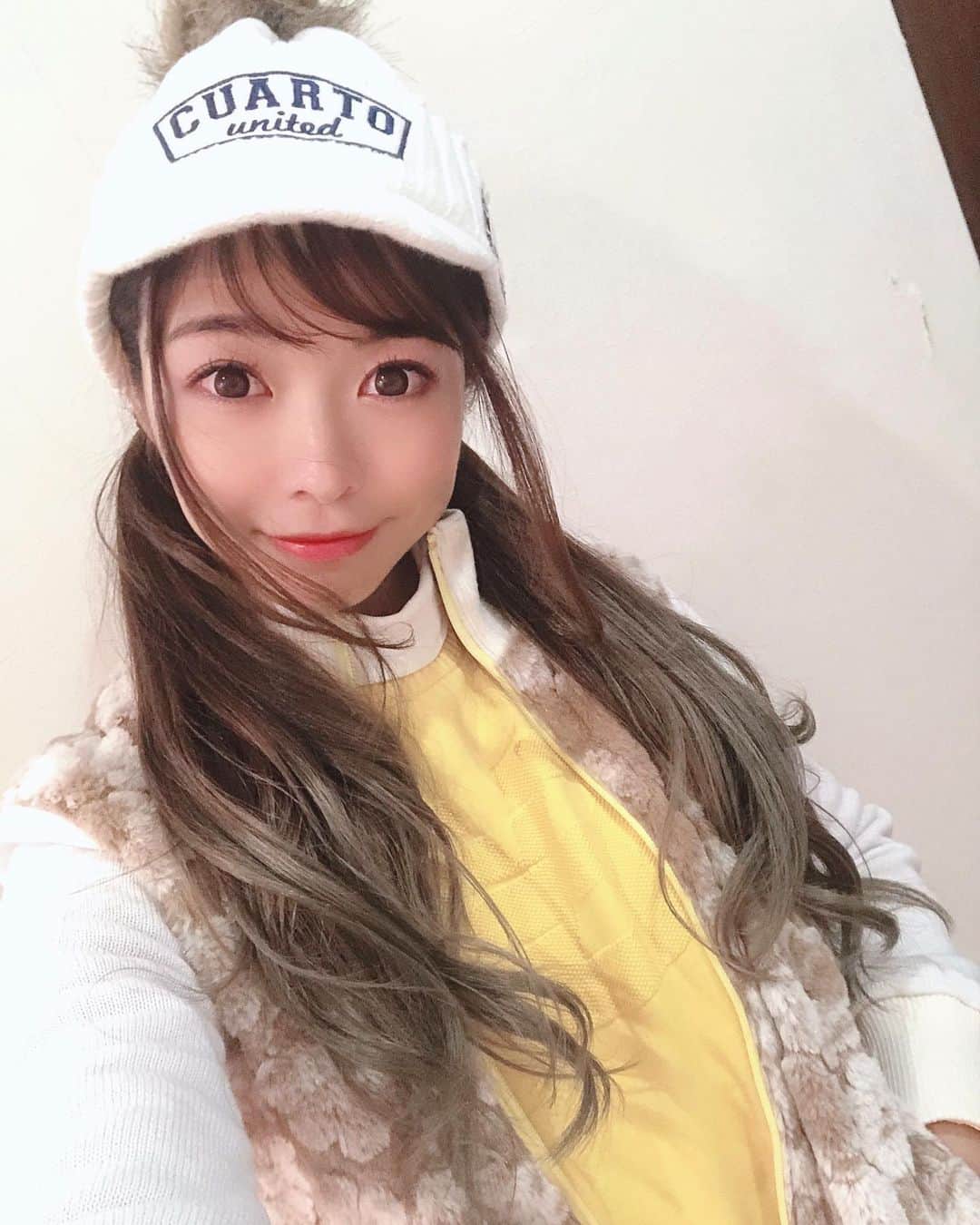 神崎美羽のインスタグラム：「昨日は晴れ予報だったのに、 まさかの土砂降りゴルフ😢  寒かったよー💦  練習のために初めてレギュラーティーでまわりました！  …スコアは聞かないで😅  #golf #ゴルフ　#ゴルフ女子　#golfstagram #golfswing #golflife #golfwear #golfgirl #golftoday #GTbirdies #ゴルフ好きな人と繋がりたい」