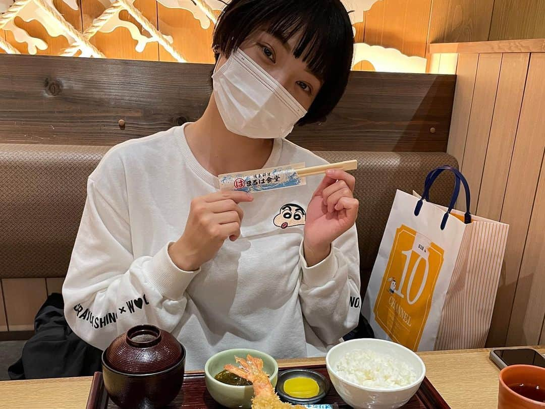 田辺智加さんのインスタグラム写真 - (田辺智加Instagram)「マルハ食堂　名古屋  中川家さんに名古屋で美味しいお店を教えていただいて はるちゃんと行ってきたよ！！  プリップリ！のでーーーーっかいエビフライ！！！ 幸せー！！  フライの後に食べるもずくがまた最高！  お味噌汁も赤味噌！ 私赤味噌の方が好きなのよね！  名古屋ご飯最高❤️  #エビフライ #名古屋 #マルハ食堂」11月26日 7時57分 - chikaxxsweet