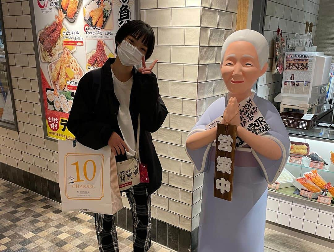 田辺智加さんのインスタグラム写真 - (田辺智加Instagram)「マルハ食堂　名古屋  中川家さんに名古屋で美味しいお店を教えていただいて はるちゃんと行ってきたよ！！  プリップリ！のでーーーーっかいエビフライ！！！ 幸せー！！  フライの後に食べるもずくがまた最高！  お味噌汁も赤味噌！ 私赤味噌の方が好きなのよね！  名古屋ご飯最高❤️  #エビフライ #名古屋 #マルハ食堂」11月26日 7時57分 - chikaxxsweet