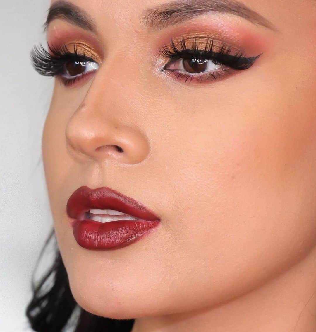 Motives Cosmeticsさんのインスタグラム写真 - (Motives CosmeticsInstagram)「@adrilunamakeup is winging it in this Thanksgiving look using the Motives Kohl Eyeliner in Angel. ✨Let us know down below what look are you going for tomorrow!」11月26日 8時00分 - motivescosmetics