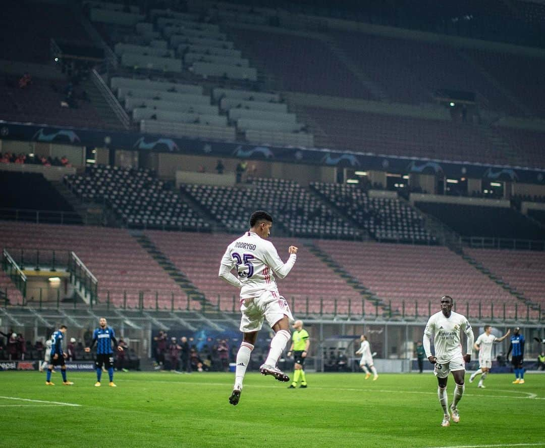 ロドリゴ・ゴエスさんのインスタグラム写真 - (ロドリゴ・ゴエスInstagram)「Te quiero, @realmadrid! Te quiero, @championsleague! ⚽️🥰🤩」11月26日 8時00分 - rodrygogoes