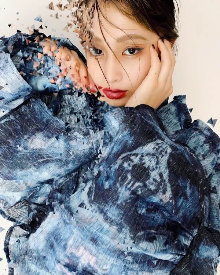 谷口翠彩のインスタグラム：「꧁ 𝒃𝒍𝒖𝒆 𝒈𝒍𝒂𝒎𝒐𝒓𝒐𝒖𝒔 𝒎𝒐𝒅𝒆 ꧂   blue liner✴︎  eye： @narsissist  ORGASM ゴールデンシマー, @hince_official , @threecosmetics  cheek： @lauramercier @journaldelm  フェイスアンドチークパレット lip： @narsissist  MONA00875  NARSのholiday collectionを使って🦋 blueとbrown gold🌙 囲みアイ。強く透き通る目元。  #みどめいく#みどへあめいく #nars#ホリデーコレクション#フェイスフレーミング  . . . . .」