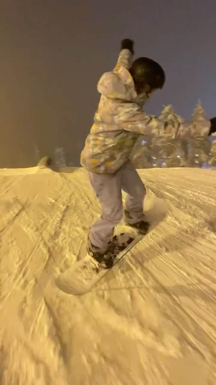 アナログクロージングのインスタグラム：「Skip the crowds, ride at night 🌙 - @tsarkipaju   🎥: @saarelaenni  #Burton #snowboarding」