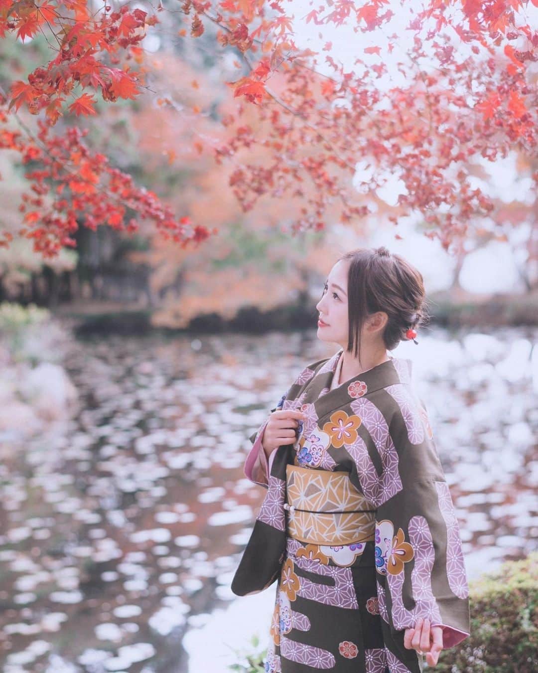 のインスタグラム：「👘 🍂🍁  紅葉の時期に着物着て京都ブラブラできて楽しかった😊 久々りっくん！安定で写真が好みだー😊  昨日はお誕生日のコメントやDMありがとうございました❤️  🌸  🌸 Photo @portraits_almost_daily  🌸  🌸  🌸   ・  #daily_photo_jpn  #team_jp_ #IG_PHOS#japan_daytime_view#ポートレート #被写体 #genic_mag#instagram#IGersJP #retrip_nippon #hubsplanet  #カメラ女子 #カメラ好きな人と繋がりたい #ファッション #ファインダー越しの私の世界 #サロンモデル#tokyocameraclub #awesome_earthpix  #タビジョ#art_of_japan_ #hellofrom #ビジョビ #whim_member #earth_portraits #着物 #japan_of_insta#retrip_nippon #写真撮ってる人と繋がりたい#gpw_members_only」