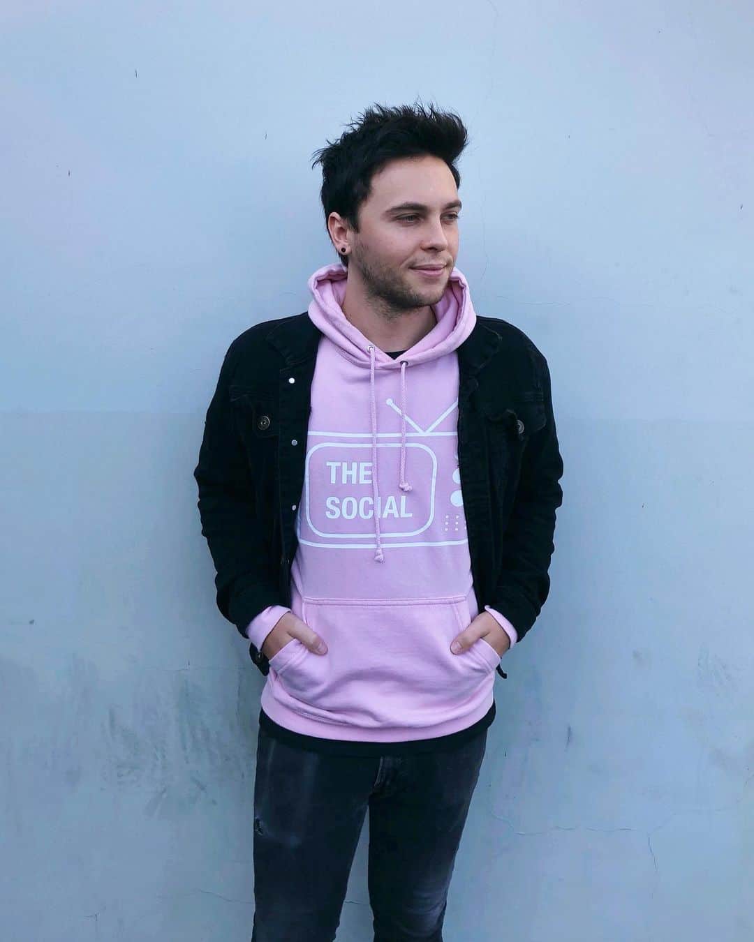キートン・ストロンバーグのインスタグラム：「Hello 👋🏼 THE SOCIAL’s merch is now 30% off your entire purchase for the holiday season! Use the code: FINDTHESOCIAL at checkout!  Link in my story & bio!」