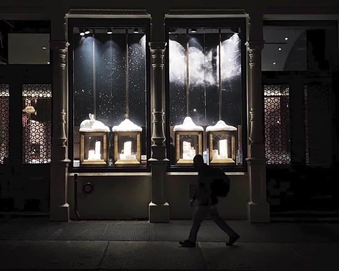 デビッドヤーマンのインスタグラム：「A New York holiday. Come visit our Soho store to discover our wintry windows and the DY Holiday Express. 🚂 #DavidYurman」