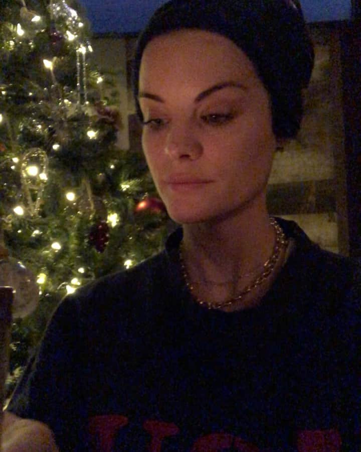 ジェイミー・アレクサンダーのインスタグラム：「I’m a wee bit obsessed with Christmas. 🤫 How’s your night going? (Fun fact: I’ve had all this up since November 1st) 🥴  #ciretrvdon #hohoho #2020」
