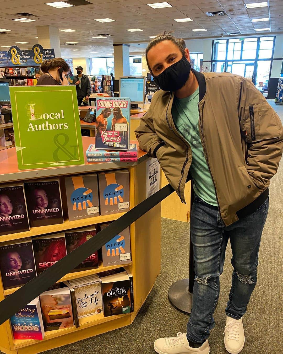 マット・ジャクソンのインスタグラム：「Stopped by @bnvictorville & signed a couple books. Saw a few fans on the way out already grab one, so hurry over there if you want one!! @deystreet @harpercollins #YoungBucksBook」