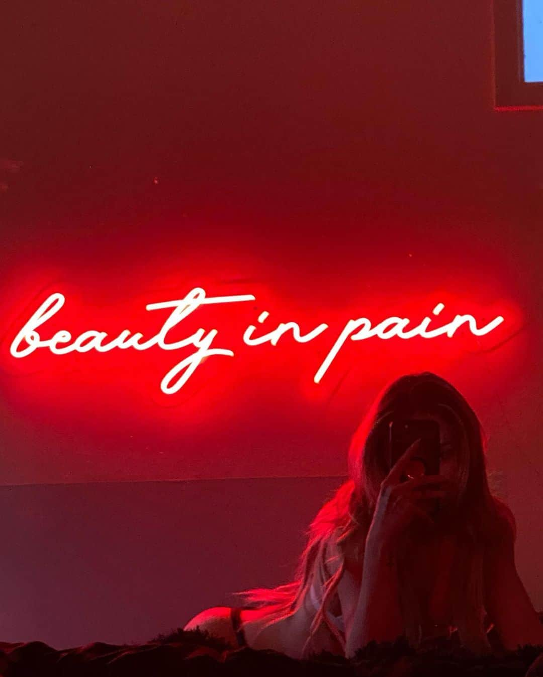 チャーリー・ジョーダンさんのインスタグラム写真 - (チャーリー・ジョーダンInstagram)「Beauty in Pain 🥀 @elitist hooking it up w my vibe, I live by my saying ✌🏼」11月26日 8時12分 - charlyjordan