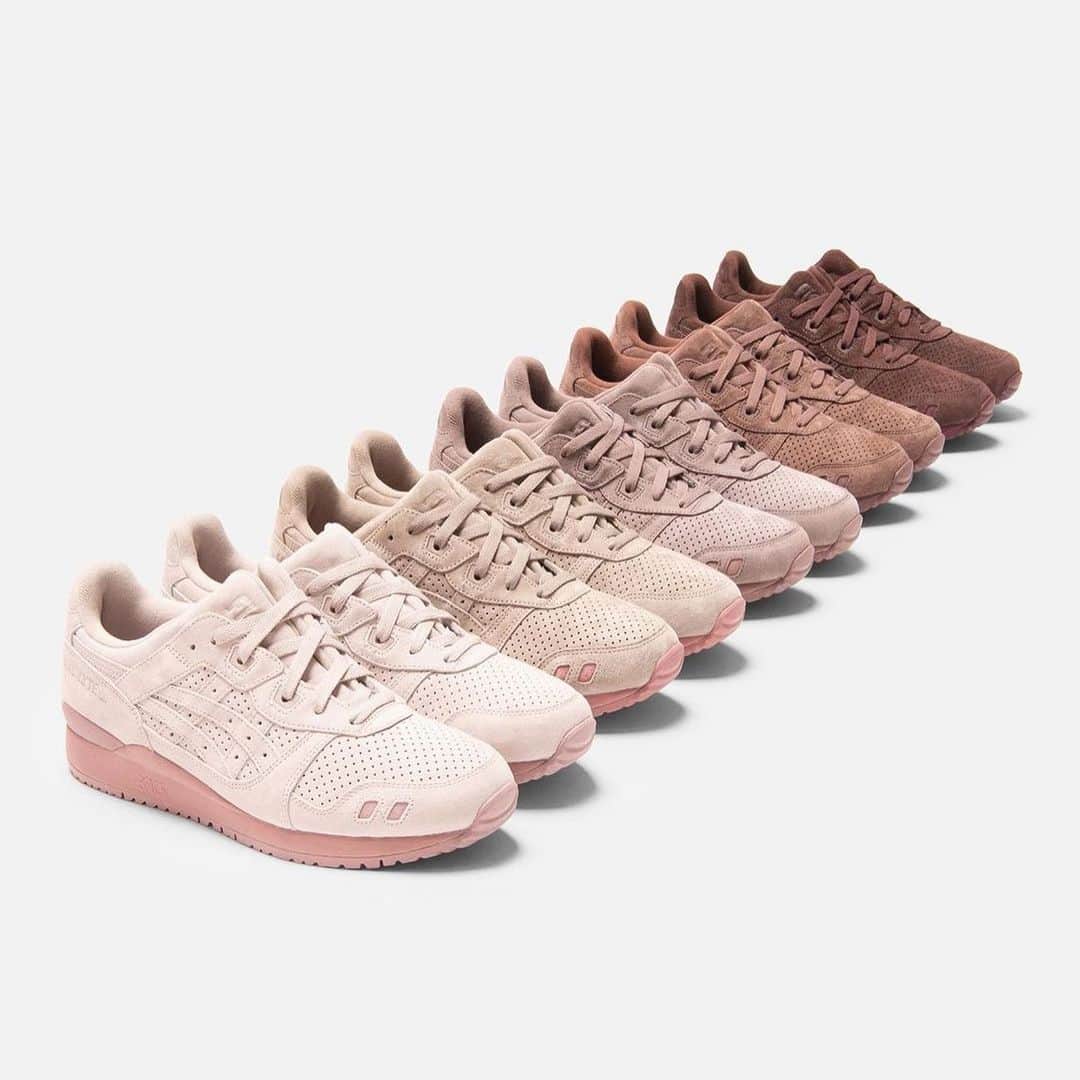 HYPEBEASTさんのインスタグラム写真 - (HYPEBEASTInstagram)「@hypebeastkicks: @ronniefieg has unveiled his @kith x @asics “The Palette” Capsule featuring 30 pairs of the GEL-Lyte III. The assortment moniker was directly inspired by the set of primary color schemes Fieg implements when crafting his collections for KITH. Style-wise, the uppers on each offering are presented with premium pigskin suedes and come packaged down below with a contrasting tonal sole unit. The color spectrum brought to the table here ranges from the collection’s “Chalk” colorway which is the lightest of the bunch to a “Dusty Mauve” variation. Look for all 30 pairs to launch at KITH on November 27 for $180 USD. Photo: KITH」11月26日 8時14分 - hypebeast