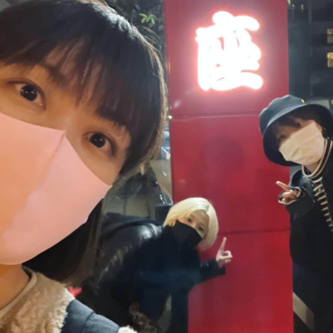 沢口千恵のインスタグラム：「息子の透也 @nojimatoya がアンサンブル（釘谷環役）で出演している『舞台PSYCHO-PASS VV2』を観劇しました。  初舞台でしたが、役名もセリフもいただけてありがたいなと感謝ひとしおです。  お稽古から、ステージから帰宅するたびに、共演や制作のお兄さんたちがどれだけ凄くてかっこいいのかを、毎日聞いていたので、その“めっちゃかっこよくて憧れしかないあんなふうにいつかなりたい“お兄さんたちの姿を観劇できたのもとても嬉しかったです。  舞台も、PSYCHO-PASSの世界の映像とリアル、声優陣とリアルな役者の方々が違和感なく融合して、新しい世界を創造していて、これは演出と脚本の本当に境界を結ぶ点の妙だなと、感じ、メッセージもその世界であるからこその、リアルすぎないリアルとして存在して、それもとても鮮烈でした。  透也も芝居をしてる時間が本当に幸せと言う言葉のままに懸命にステージにいたように思えます。居場所がみつかってよかったね。  千秋楽まで、みなさんが輝くステージとなりますように。  #pp_stage #ppvv2」