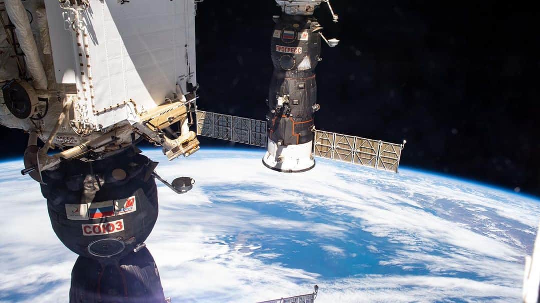 国際宇宙ステーションさんのインスタグラム写真 - (国際宇宙ステーションInstagram)「Night and day takes place 16 times a day as the space station orbits the Earth at 17,500 miles per hour (28,000 kilometers per hour). A pair of docked Russian spaceships, (from left) the Soyuz MS-17 crew ship and the Progress 76 cargo craft, are pictured as the International Space Station orbited above the Atlantic Ocean. #nasa #roscosmos #progress #soyuz #night #day #earth #atlantic #ocean #international #space #station」11月26日 8時16分 - iss