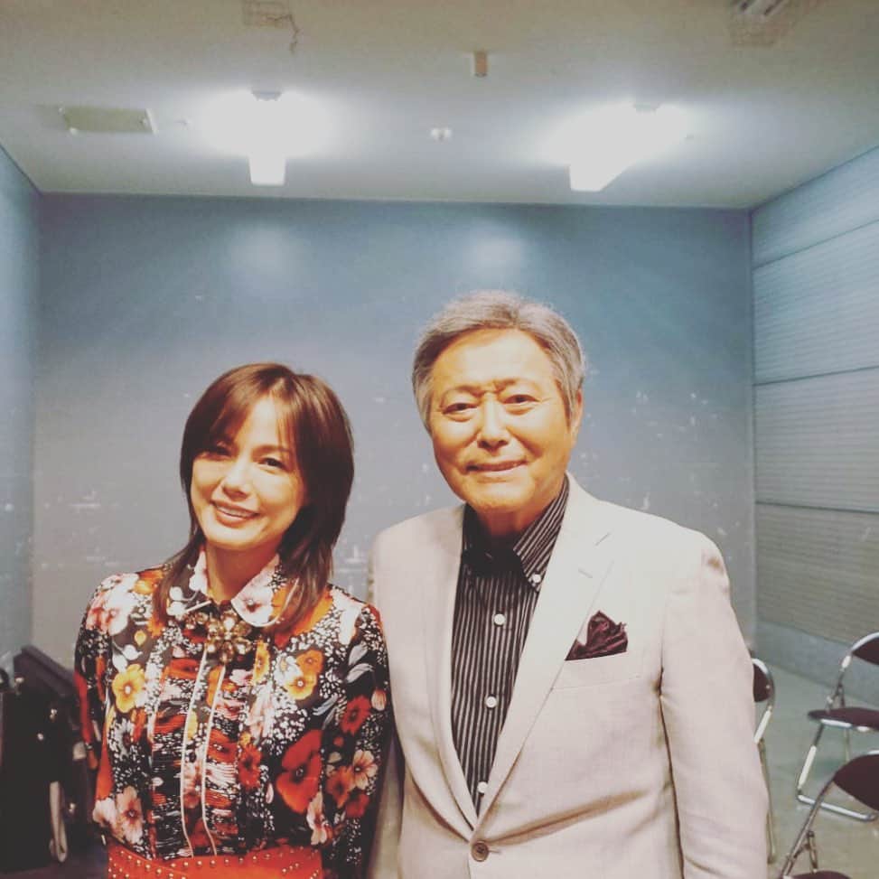 のインスタグラム：「フジテレビで小倉さんと久しぶりにご一緒させて頂きました。音楽話に花が咲く😊小倉さんが音楽を聴く視点がとても勉強になります🎤またオンエアー情報は後ほど😊🌈  #深夜までの収録 #長丁場でした #お疲れ様でした」