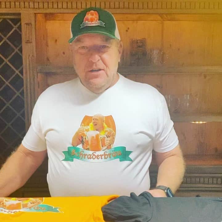 ディーン・ノリスのインスタグラム：「Holiday gifts for the Breaking Bad/Hank fans in your life!! Officially licensed Merch only at www.schraderbrau.com Link in bio」