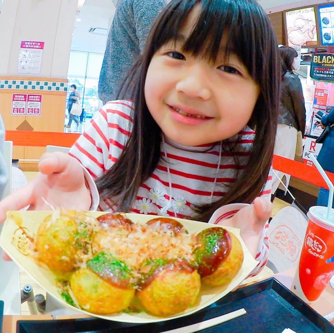 れのれらTVのインスタグラム：「＊-＊-＊-＊-＊-＊-＊-＊-＊-＊-＊-＊ ・ 【築地銀だこ】 ・ 銀だこが食べ放題なんて 夢の企画があったんです🥰 ・ これは もう食べまくるでしょ😝❣️ ・ ▶️ 【食べ放題】夢の「銀だこ」たこ焼き食べ放題！こんなに食べていいの！？【#1583】 https://youtu.be/pN_ii7trNSM ・ #れのれらtv  #3姉妹 #３姉妹 #銀だこ #銀だこ食べ放題 #家族 #親バカ部  #築地銀だこ #youtuber  #応援してくれてありがとう  #食べ放題 #たこ焼き #たこ焼き🐙  #姉妹 #食レポ  ・ ＊-＊-＊-＊-＊-＊-＊-＊-＊-＊-＊-＊」