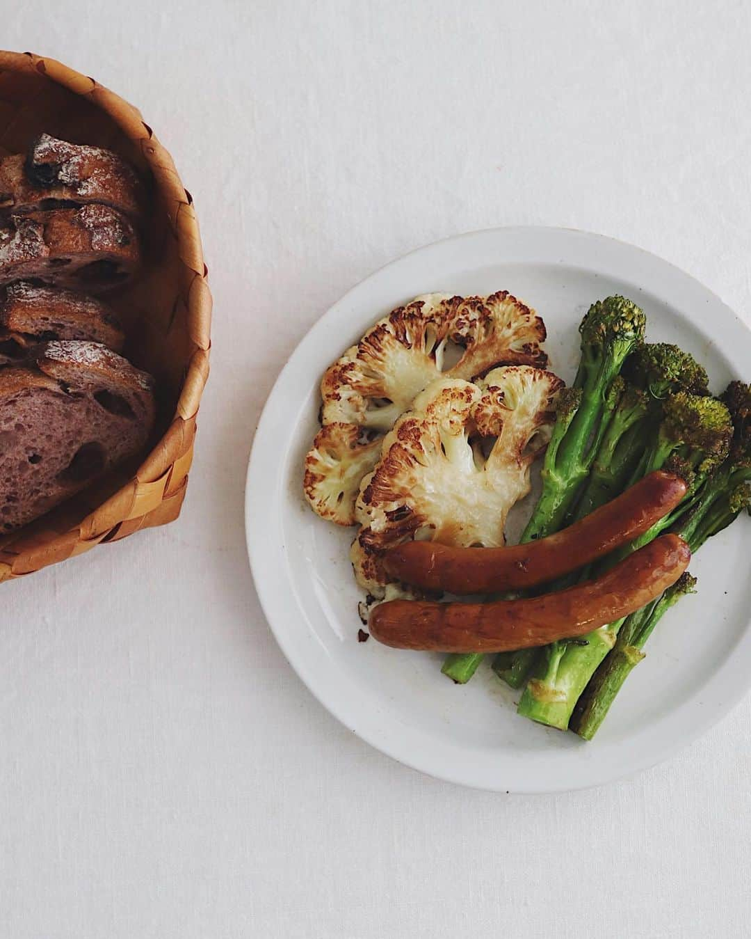 樋口正樹さんのインスタグラム写真 - (樋口正樹Instagram)「Today's breakfast . 今朝はよく焼き太めの スティックセニョール、 厚切りのカリフラワー、 ソーセージ＆トースト。 . . #焼き野菜 #スティックセニョール #カリフラワー #ソーセージ #breakfast #broccolini #Cauliflower」11月26日 8時25分 - higuccini