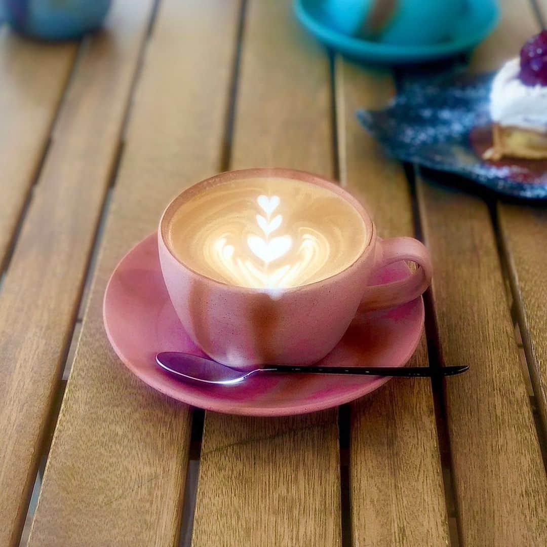 近藤しづかさんのインスタグラム写真 - (近藤しづかInstagram)「なんで備前焼で飲むと コーヒーが美味しくなるんだろう?  カフェ @rad.hinase で偶然出会った @izuru_seitou さんの この温かいピンク色のマグ  女性スタッフさん全員 一目惚れして... お買い上げ🌸  My good mood is sponsored by  a cup of coffee ☕️  Why coffee taste so good in Bizen ware cups!  　　　 Photo by @ayuka_23   #coffeemug #bizenpottery  #pinkcup #coffeetime #coffeelover #lovecoffee  #備前焼　#備前焼作家 #備前市 #オシャレカフェ #日生カフェ　#海の見えるカフェ #コーヒー  #コーヒーカップ　#コーヒータイム　#器  #ほっこり　#薄紅　#温かい色　#一期一会  #幸せの時間  #☕️」11月26日 8時38分 - shizuka_kondo