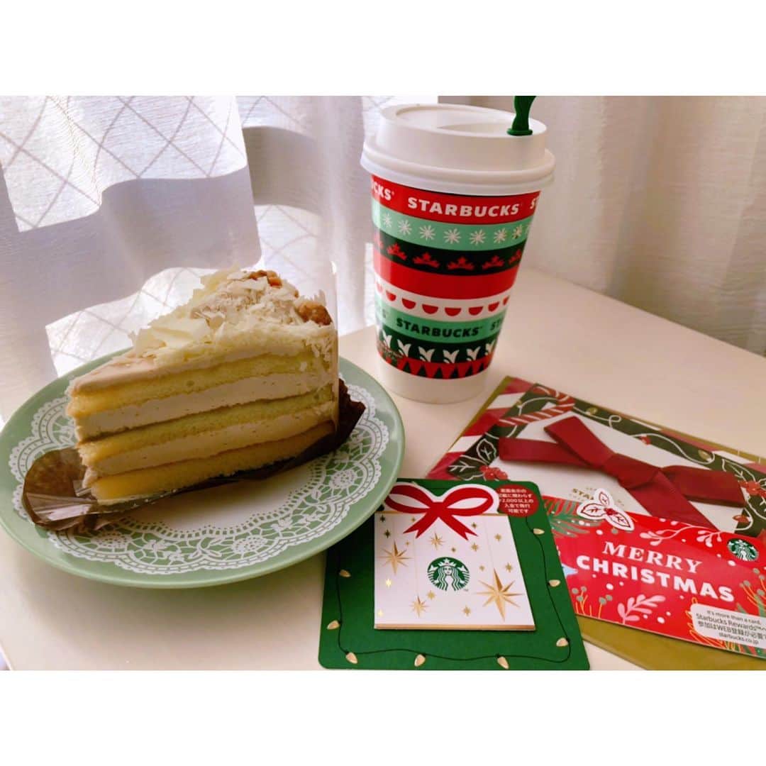 のインスタグラム：「🎅🎁🎄🎉 あと1ヶ月でクリスマスだねぇ🎅🎁 ・ 今年は本当に色々あったけど 皆が無事に新たな1年を迎えられますように🌟 ・ ・ 頂いたスタバのグリーティングカードが愛らしい😻🐾 ・ ・ カップもクリスマスカラーになってた🧚‍♀️✨ ・ ✔ ホワイトモカ ✔ ホワイトモカケーキ ・ #スターバックス #スターバックスカード #スターバックスクリスマス #クリスマス #スタバ新作 #ホワイトモカ #starbucks #starbuckscoffee #christmas #恋人はサンタクロース」