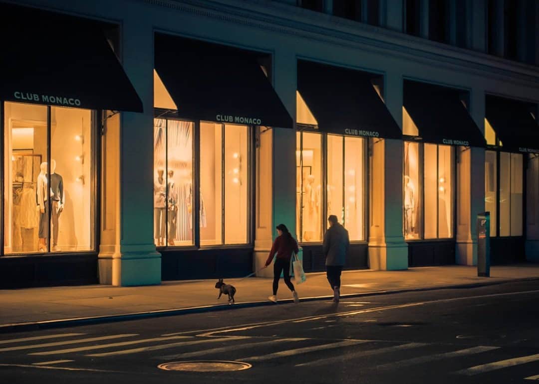 National Geographic Travelさんのインスタグラム写真 - (National Geographic TravelInstagram)「Photo by @dina_litovsky / My favorite time to photograph New York City is at night, when the streets are illuminated by streetlights and windows. I took this image of a couple walking their dog on Fifth Avenue. For more images of the evening metropolis, follow me @dina_litovsky.」11月26日 8時36分 - natgeotravel