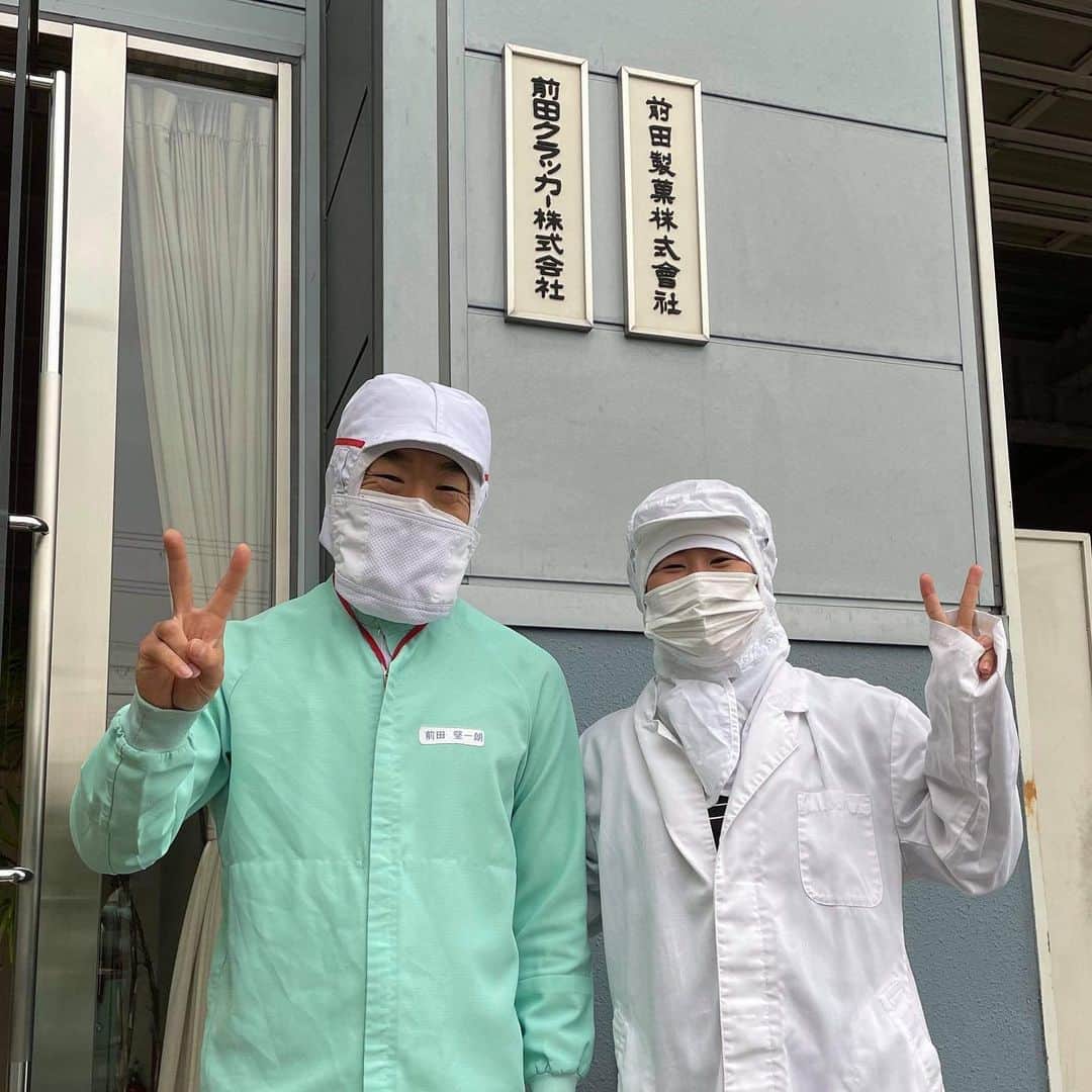 のインスタグラム：「あたり前田のクラッカー😋🎶🎵 Visited @atarimaeda.cracker 🍪factory & office ✌🏻  . . One of the company supporting me 🙌🏻 It’s nice collaboration cycling & sweets(crackers) 🍪 Give smile😃 & happiness 😆both of them 🚴🏻‍♀️🍪  . . #今日のエリさん　#あたり前田のクラッカー」