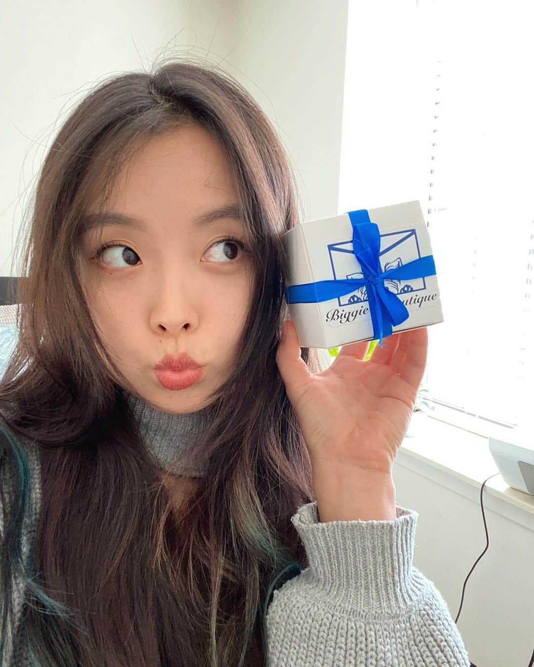 ミン・ユラのインスタグラム：「And just like that all the boutique boxes are gone! Thank you for the DMs, I will send them out ASAP. Also, thank you so much for signing up for our newsletter. Your support means everything to me 🥰🙏 DM 해 주신 분들 감사합니다. 빨리 보내도록 하겠습니다#biggiesboutique」