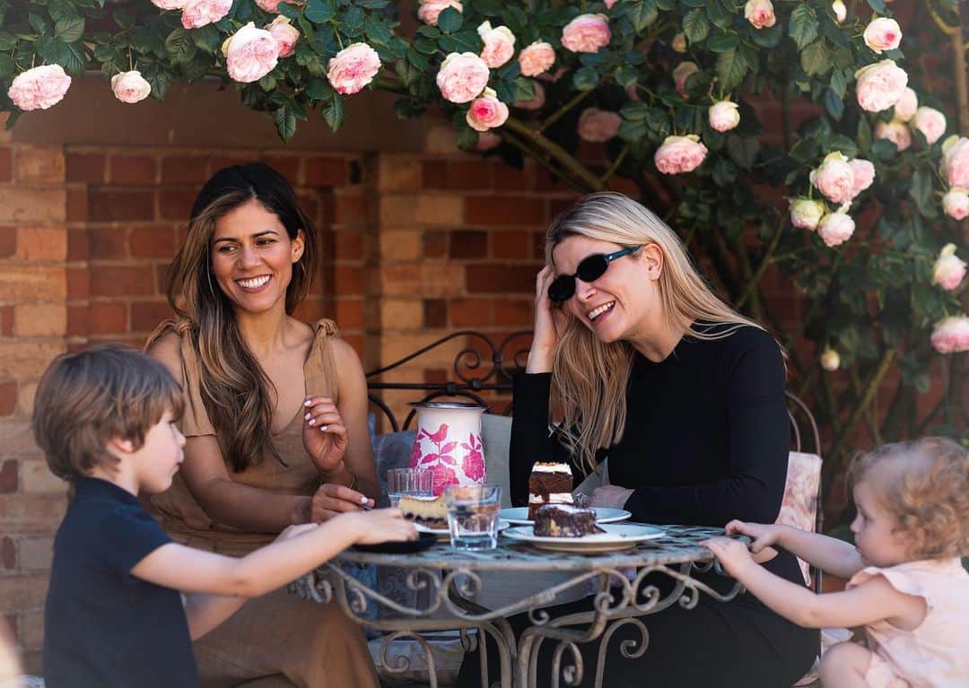 RJMStyleのインスタグラム：「We had the most beautiful afternoon tea at Ingleside bakery cafe in Evendale Tasmania. The hummingbird cake, Blueberry cheesecake and brownie, with raspberry and fudge, were absolute heaven. I’m wearing #christopheresber dress and #lespecs sunglasses 🕶」
