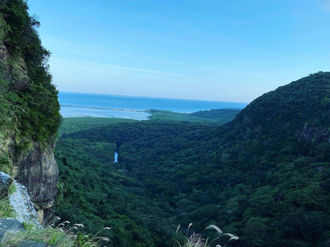 野本かりあのインスタグラム：「ピナイサーラの滝まで来た‼️  @us4iriomote #GOETHICAL #エシカルな旅を広げよう #エシカルツーリズム」