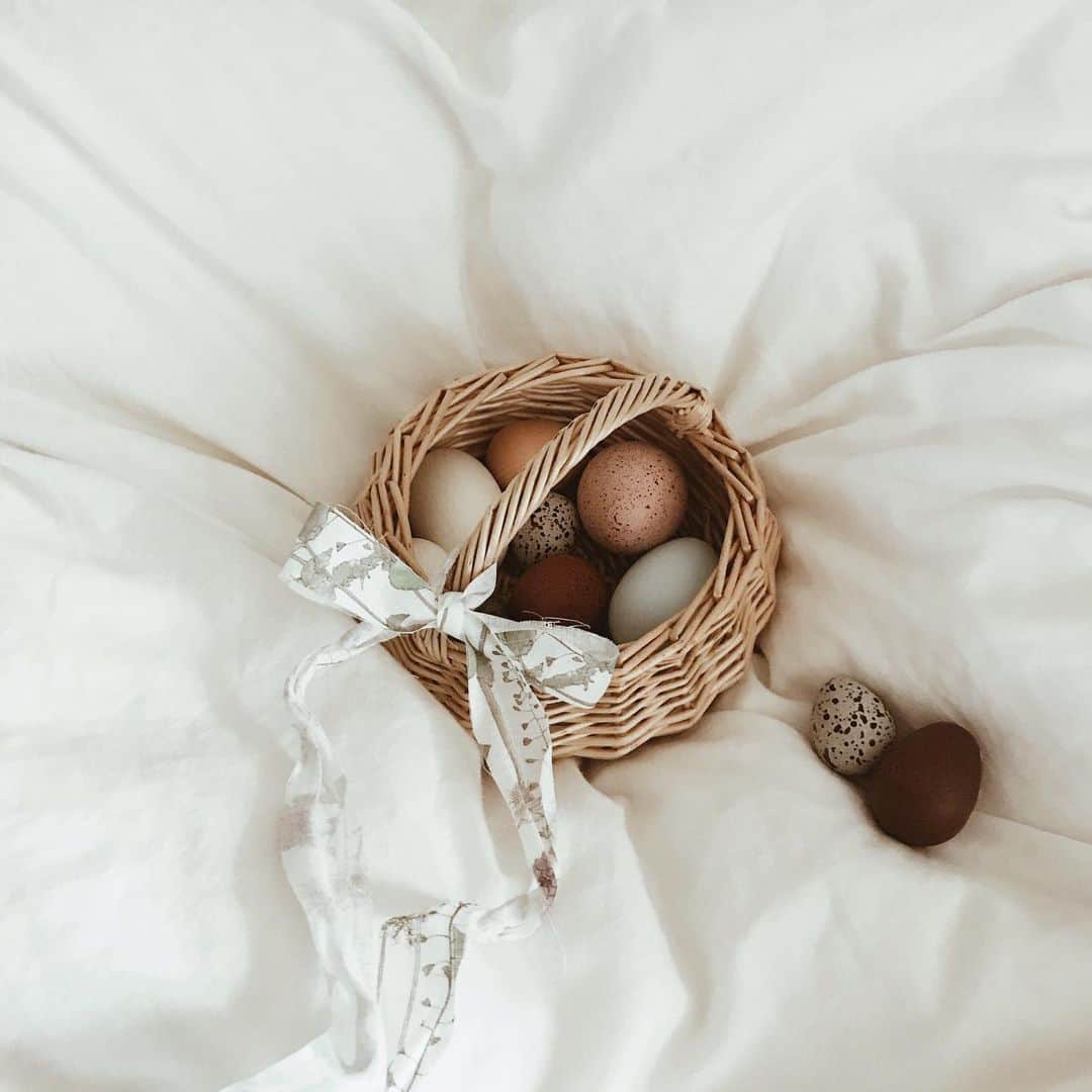 yuiのインスタグラム：「🥚🥚🥚 かわいい木のたまごたち。 娘のクリスマスプレゼントに🎁って思ってたけど、お口に入れちゃいそうでまだまだ危ないので、対象年齢になるまでは私のコレクションとして楽しも🙊🧺♡」