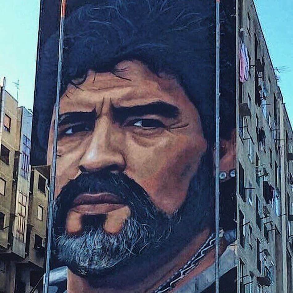 ナサニエル・チャロバーのインスタグラム：「Il mondo del calcio piange, ma so che Napoli sta soffrendo piu di tutti. Legends live on forever. Riposa in pace DIEGO 🙏🏽🕊」